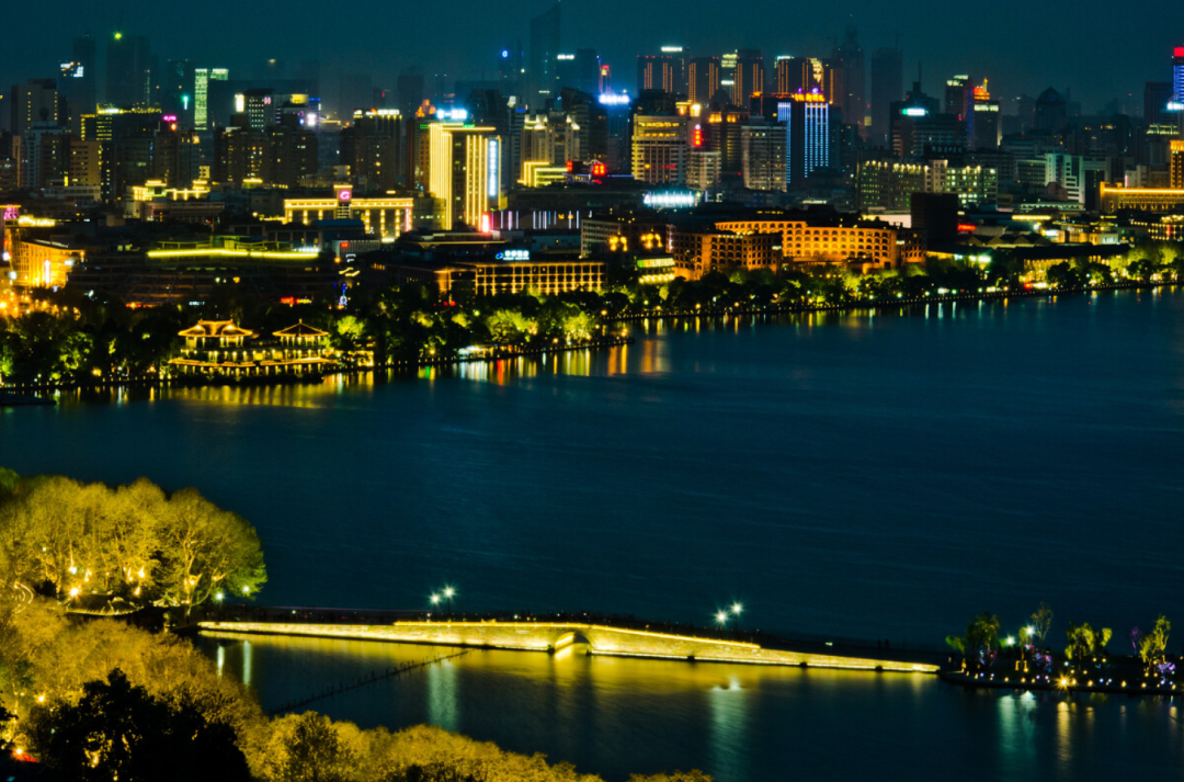 1124夜爬宝石山周五不加班让我们一起疯狂起来荧光夜爬宝石山给黑夜一