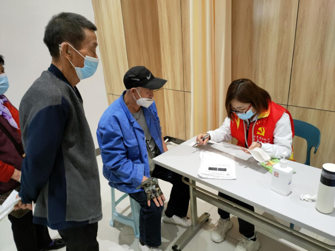向群众汇报 请群众阅卷 区卫健委组织基层单位开展高血压知识宣传义诊活动 全网搜