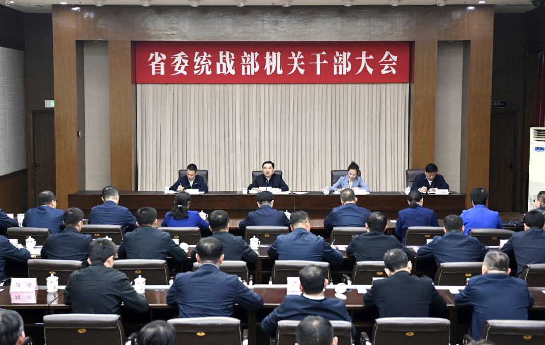 会上,省委常委,组织部部长蒋天宝宣读中央及省委决定.