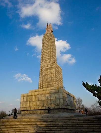 泰西武装起义纪念碑位于肥城市龙山路路东段路南,正对龙山公园南门,与