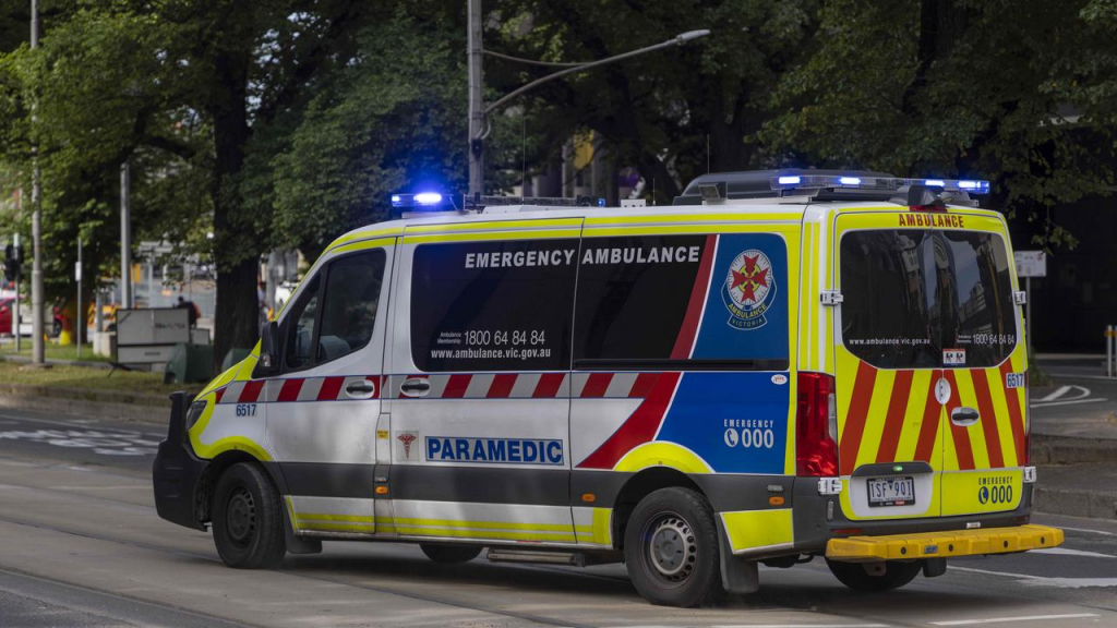 病床车怎么画悲剧！墨尔本男子医院外苦等病床30分钟，在救护车担架上去世_https://www.jmylbn.com_新闻资讯_第4张