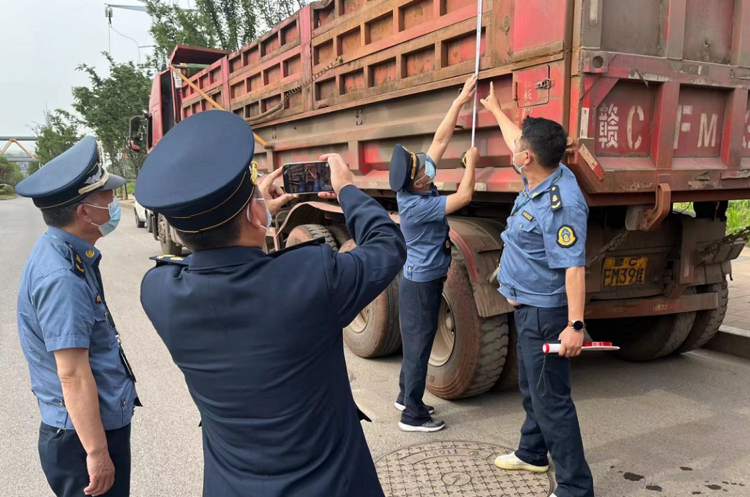 為進一步遏制貨車超限超載違法運輸行為,嚴防運輸車輛發生交通事故和