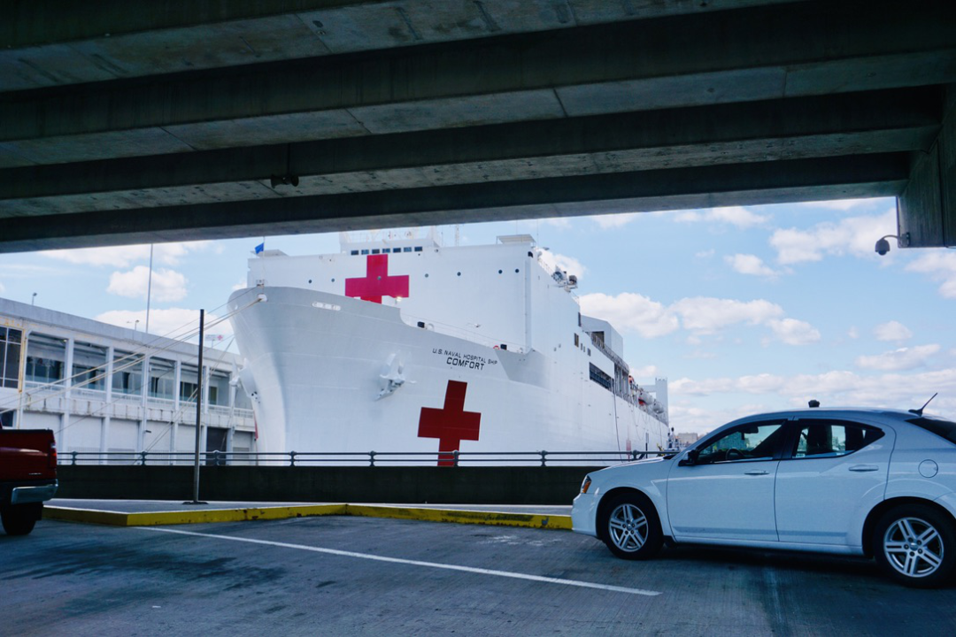 美海军医疗船仅收治了3位病人，纽约医护人员怒批：这简直是个笑话