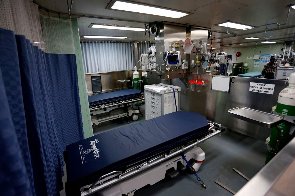 美海军医疗船仅收治了3位病人，纽约医护人员怒批：这简直是个笑话