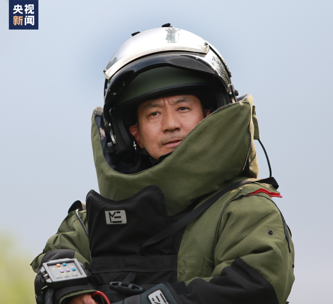 张汝佳是一名预备警察她的父亲张保国是一名排爆警察在她4岁时父亲因