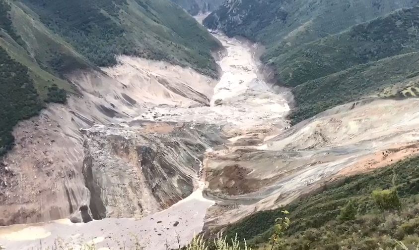 西藏江達(dá)突發(fā)山體滑坡 金沙江形成堰塞湖