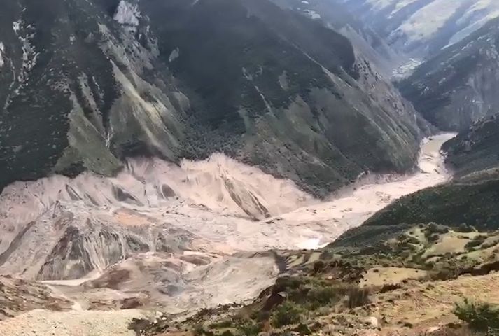 西藏江達(dá)突發(fā)山體滑坡 金沙江形成堰塞湖