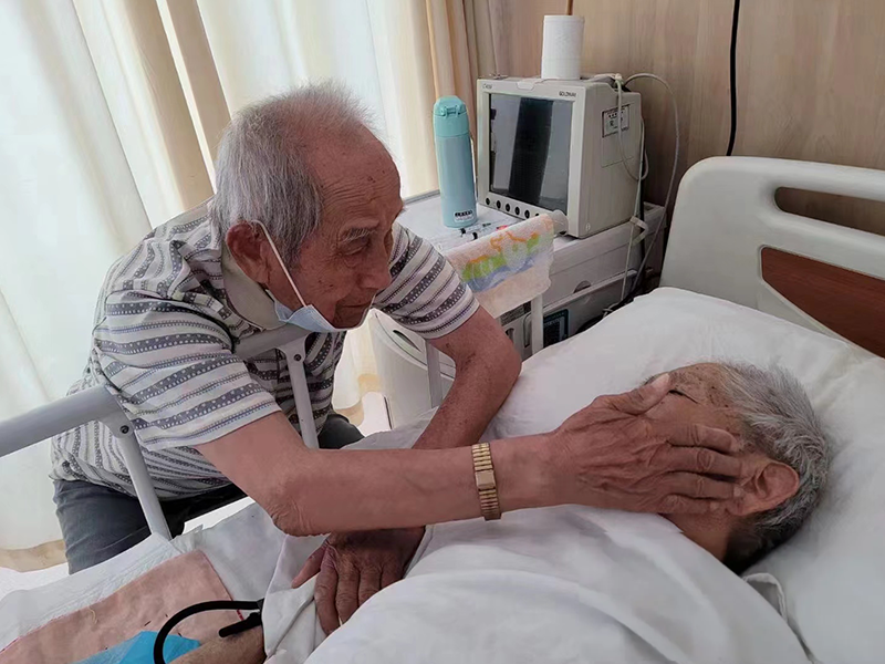 爱情如何定义？85岁夫妻同病房，70年前的核秘密又何尝不是一场爱情密码？