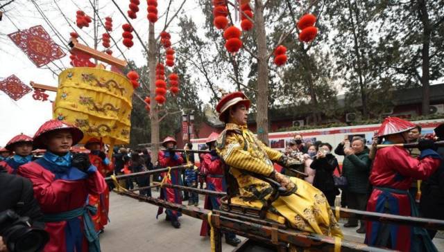 火了他演了27年皇帝脱下龙袍就在公园门口检票