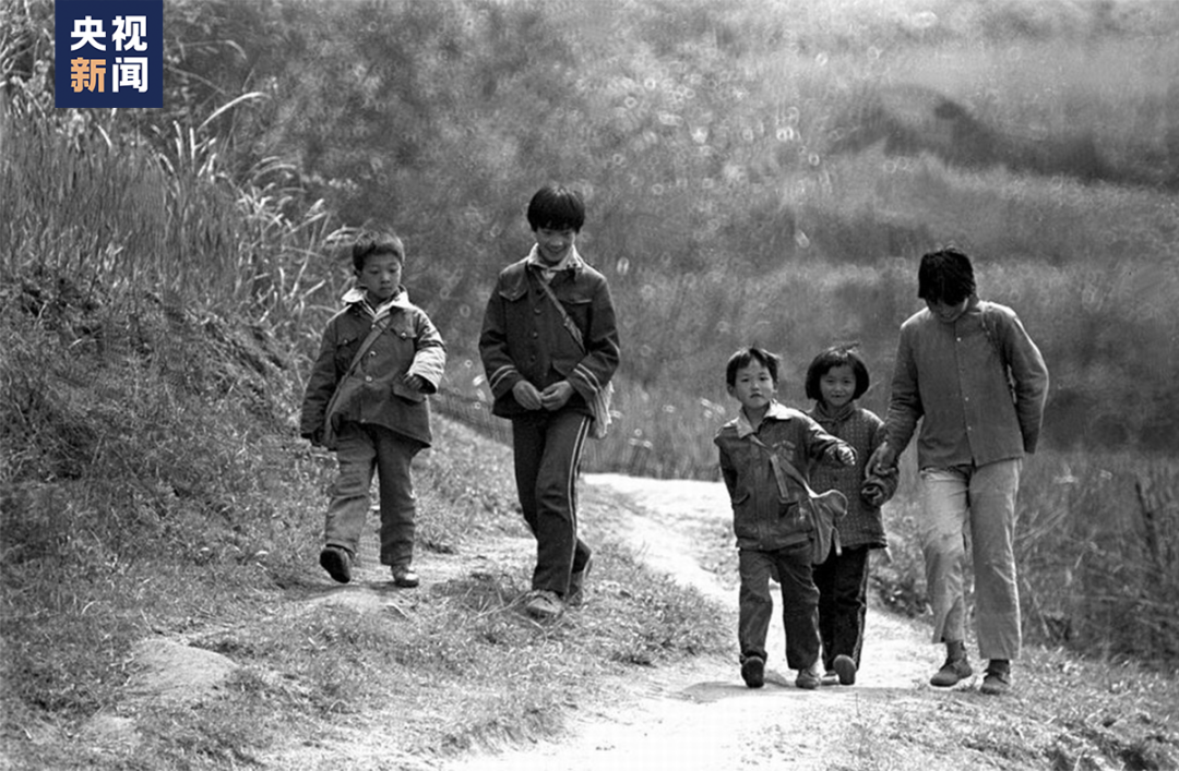 苏明娟（右二）和同学们在上学路上（解海龙摄）