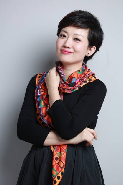 央视的故事将带领主持人,一线记者,节目主创人员一起李佳明和王端端