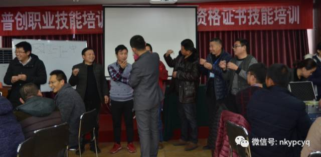 （检查学员们的滴水成果）