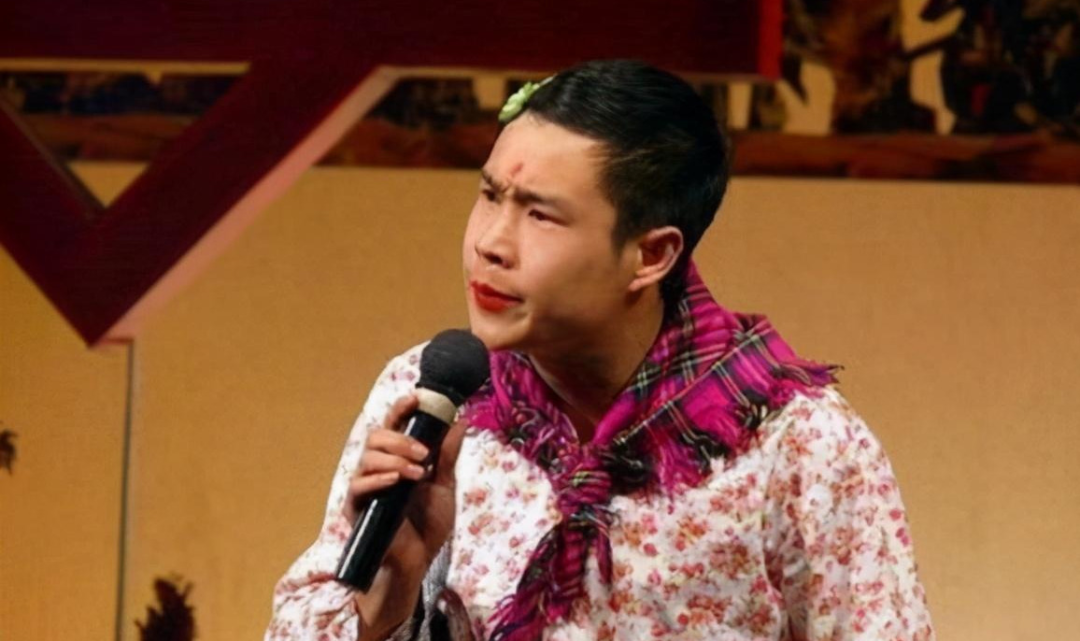 不再辉煌的东北二人转而作为春晚小品的元老级人物,他的师父赵本山又