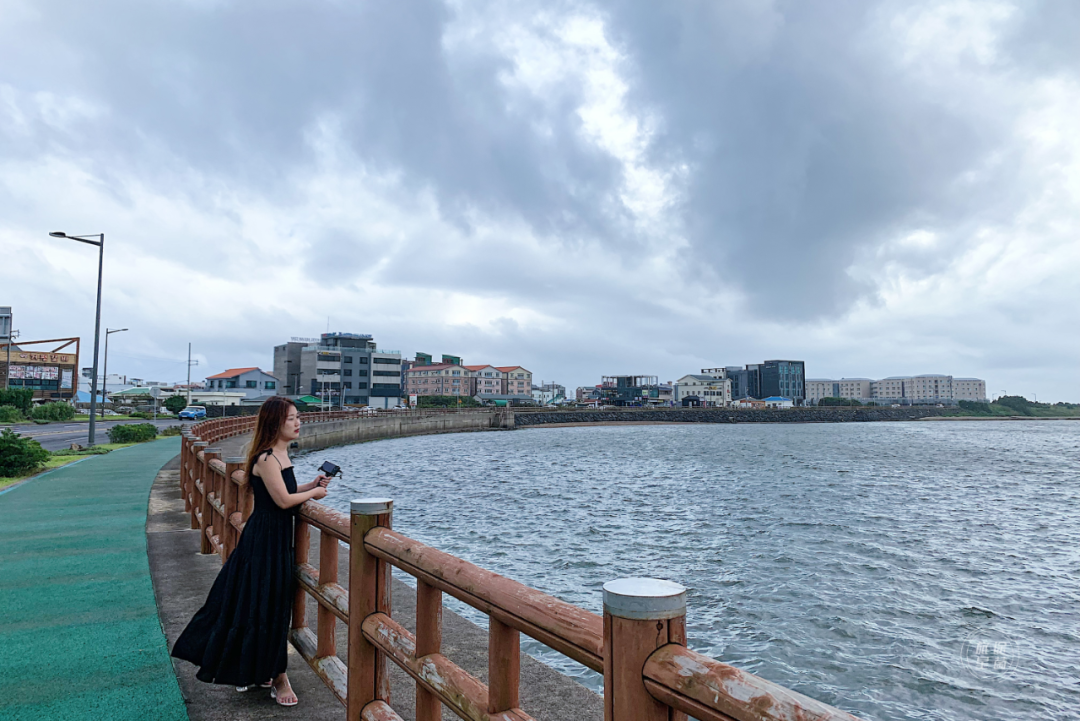 韩国九月初的济州岛，时有风，偶有雨