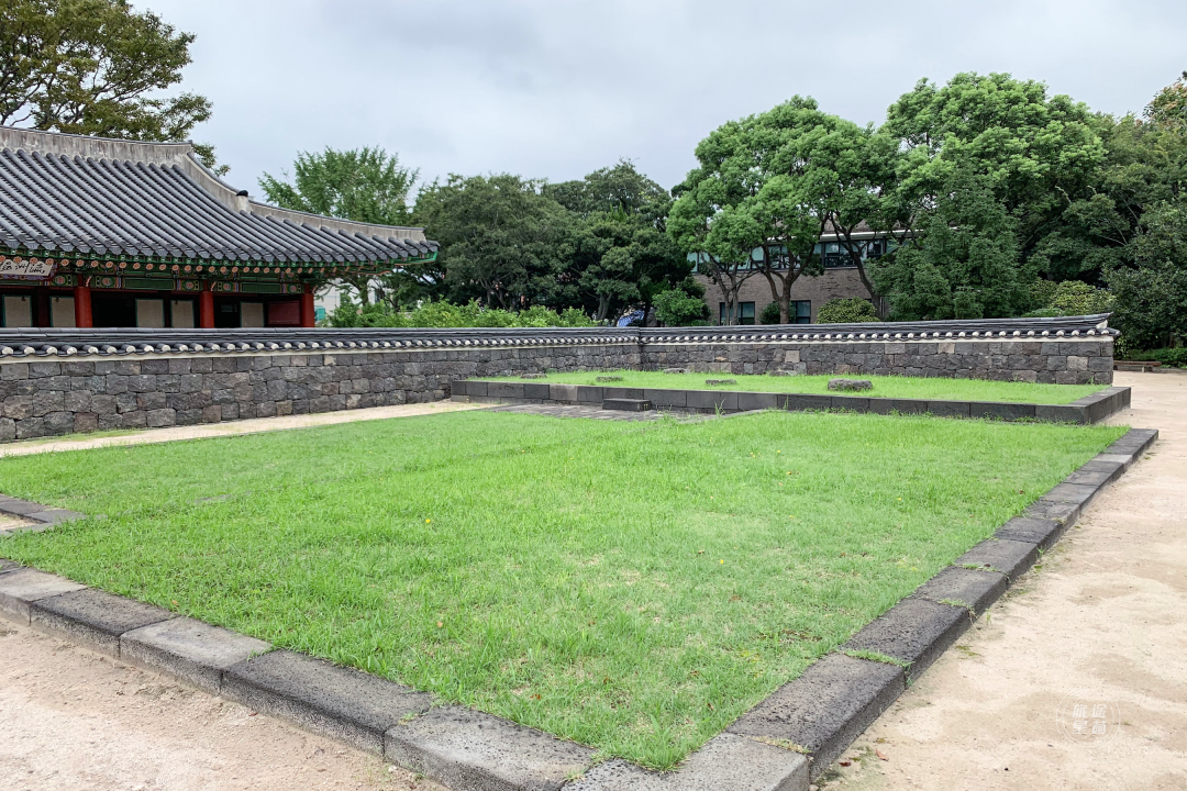 韩国九月初的济州岛，时有风，偶有雨