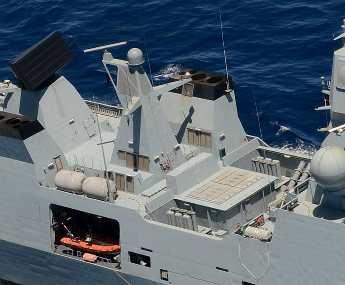 靠前的a炮位理论上可以选装mk-45型127毫米舰炮或者76毫米舰炮,而相对