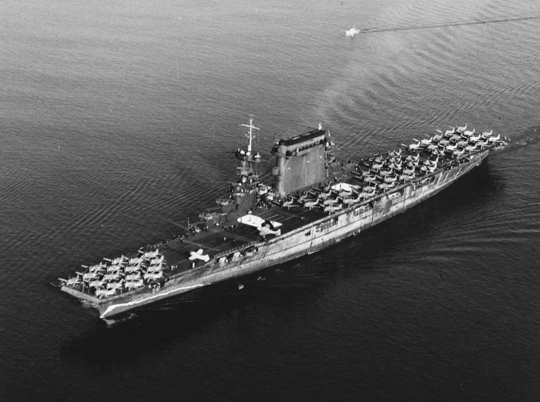 建造的第一艘航空母舰竞技神号建造了直通式甲板和舰体右侧的舰岛