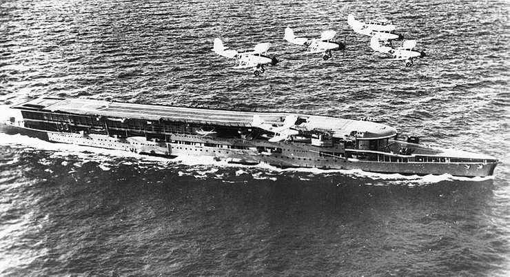 在暴怒号上着陆,飞机必须要绕过舰体中部的舰桥,着陆条件不能满足
