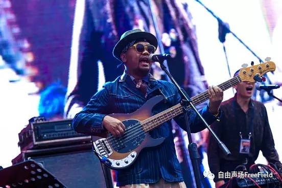 今年4月30日,艾勇随kawa乐队在峨眉山佛光花海音乐节演出