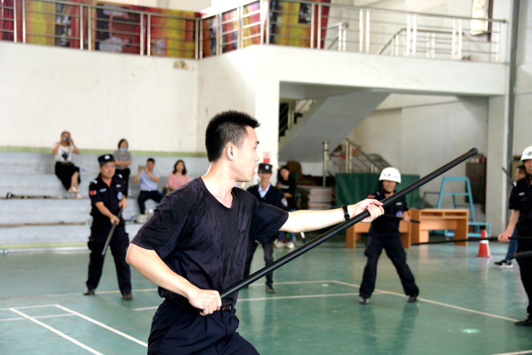 训练,重点对应急棍,防暴盾牌,防暴叉,丁字棍等应急防暴器械的正确使用