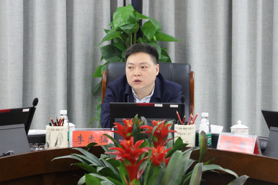 在会上,李志猛指出,当前疫情防控形势异常严峻复杂,呈现出"点多面广