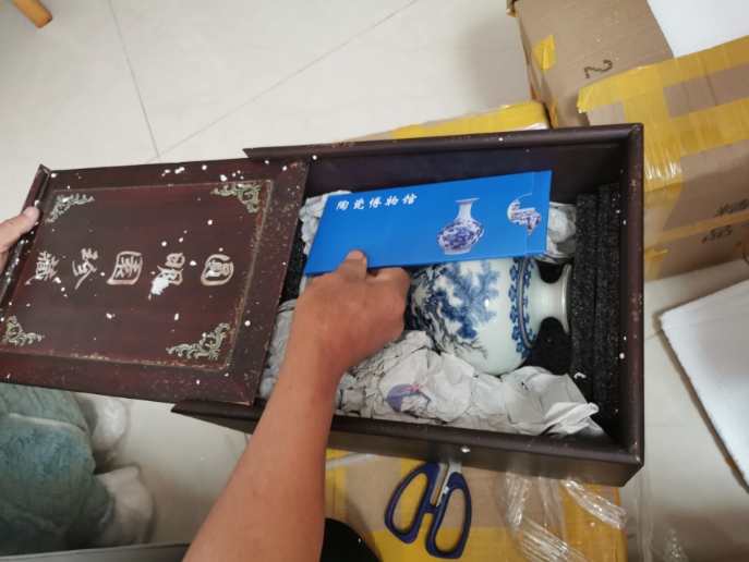 ▲老人听信直播间的推销，认为买下的这些“藏品”终有一天会被回收，从而实现增值。受访者供图