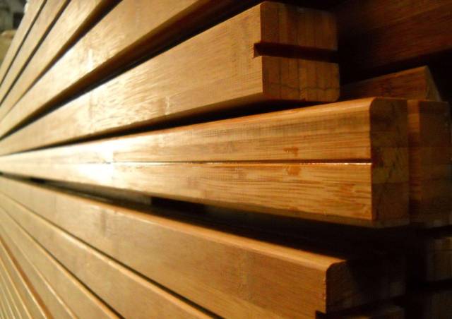 表面纹理有的似直条状的径切纹, 有的似山形的弦切纹