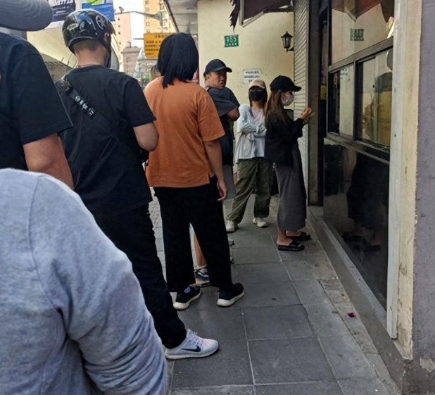 上海只有3道菜的路边店，四川小伙慕名来，结账时确认3遍不敢相信