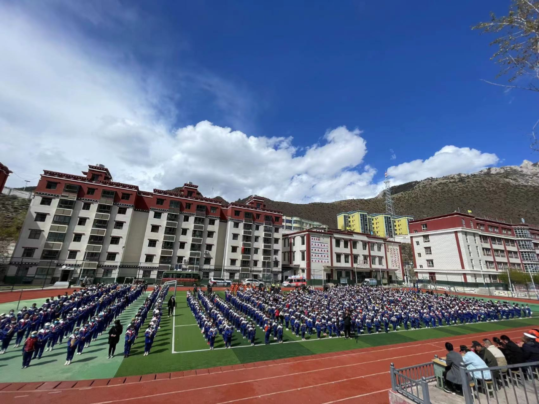 筑牢校园安全左贡县开展校园防震应急演练