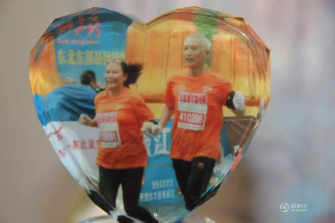 “欠她的那场婚礼,我在赛场补上。”-微信头条网 “欠她的那场婚礼,我在赛场补上。”