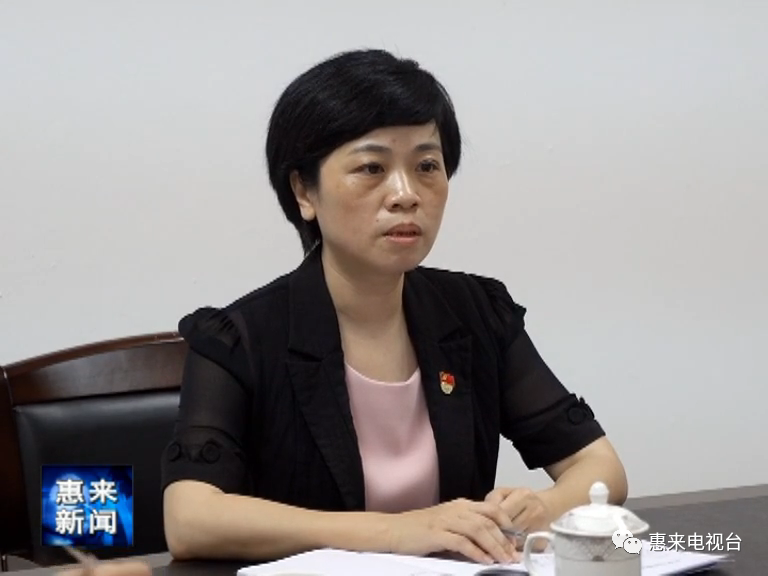 会上,县委常委,宣传部部长方锦屏组织学习传达县委十三届九次全会精神