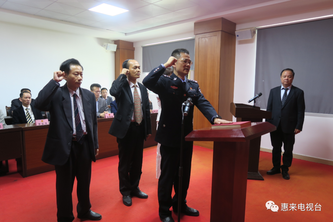 县十五届人大常委会议召开第五十二次会议