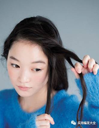 第一步:先将刘海和脸周围的头发从右向左朝左耳方向你拧起来,不要留