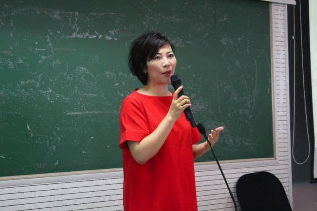 人,著名广播节目《阳光倾城》主持人邓煌为大家带来一场《坚持你所爱