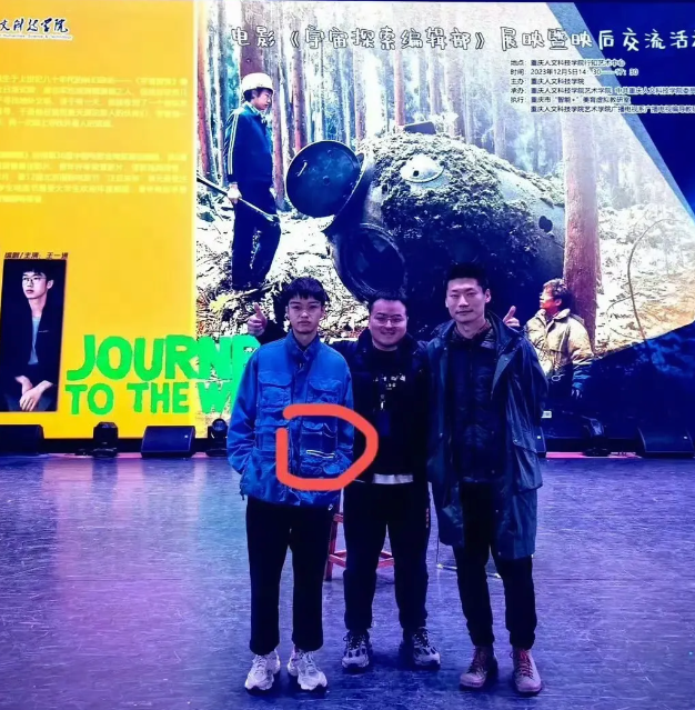 不是吧刚公开就劈腿了吗