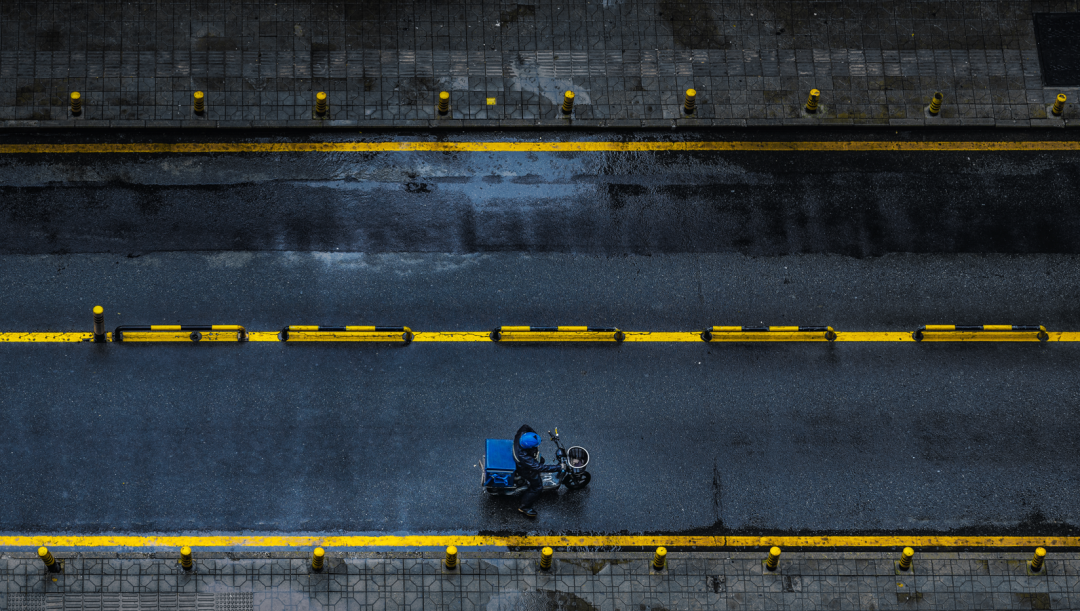 承包外卖骑手的冬日温暖沪上阿姨10000杯奶茶送送送