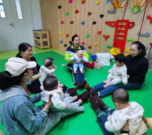 3婴幼儿照顾照片.png 图片