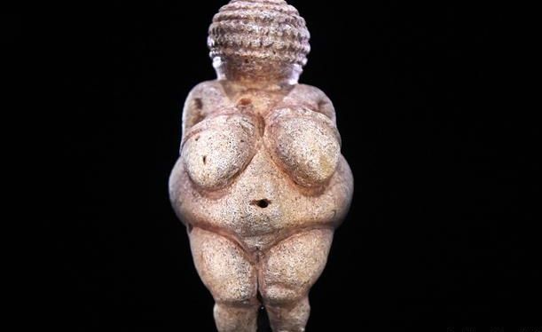 图片中,一件有着3万年历史,出自石器时代的女性雕塑一丝不挂,双乳肥硕