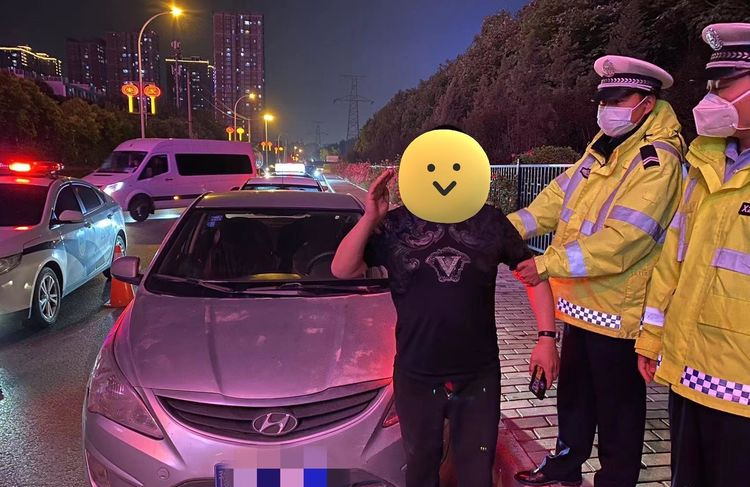 目前,任某某涉嫌醉酒后驾驶机动车和无证驾驶机动车两项违法行为,案件