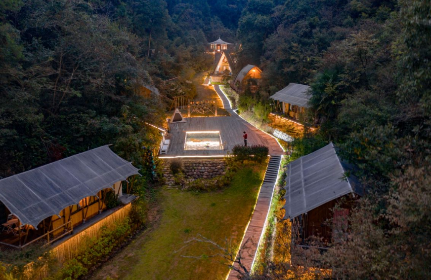 ħ���ܱߵ��ؾ�¶Ӫ�أ������տ��������Ӱ��ȫ�����