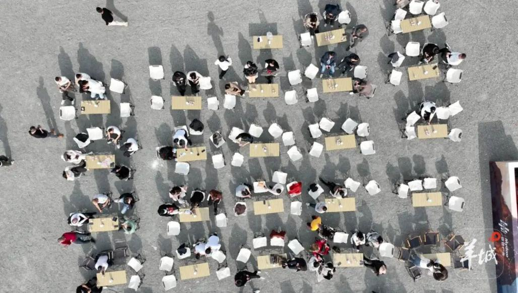 一杯咖啡让六和村聚拢了人气，张嘉培摄。