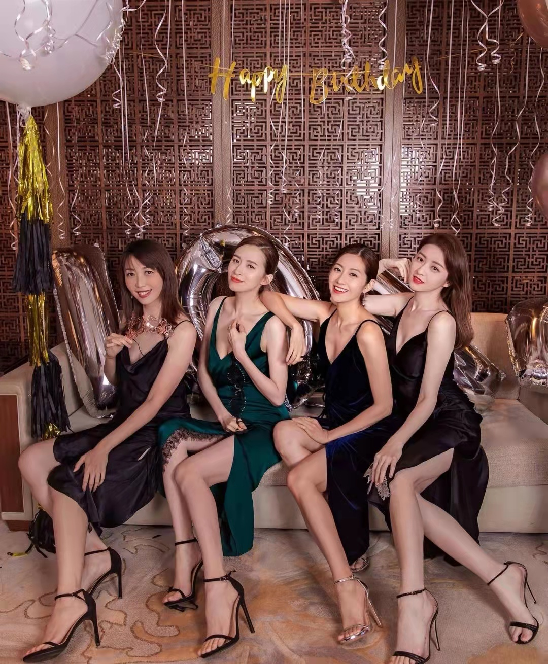 劲吸睛 Tvb 辣妈团 开处女座生日派对 全部深v晚装出席大秀美腿 港剧剧透社 微信公众号文章 微小领