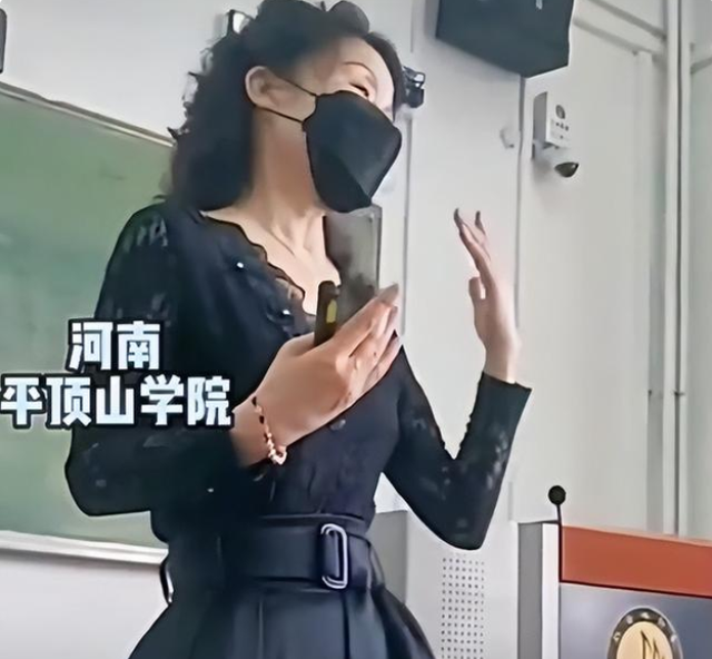 河南老教师打扮雅致,年轻人也很难做到,家长却说:希望统一着装-微信头条网 河南老教师打扮雅致,年轻人也很难做到,家长却说:希望统一着装