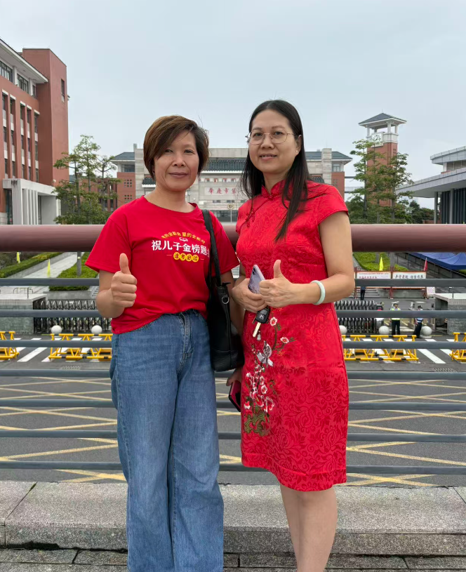 肇庆市第一中学考点，学生家长陈女士和另一名家长的孩子都是住校生，两位家长相约，穿上提前定制的旗袍和“打气服装”，特意来到考点前，选择“不打扰式”默默陪伴孩子考试。