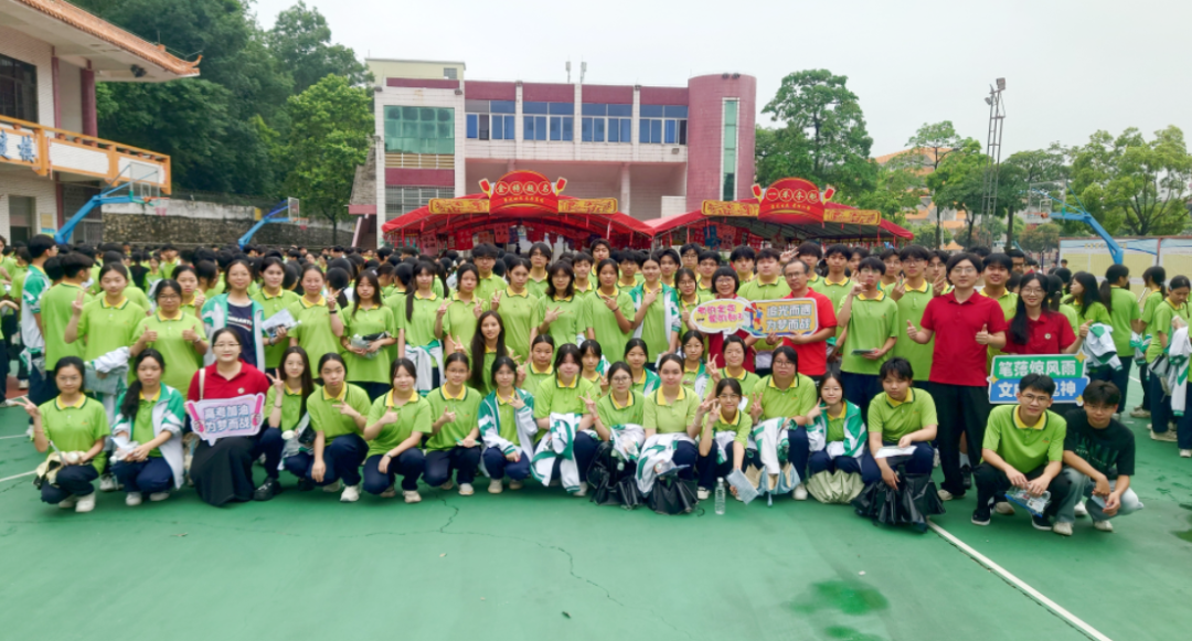 高要一中考点，考生和老师合影。肇庆市融媒体中心记者 吴勇强 摄