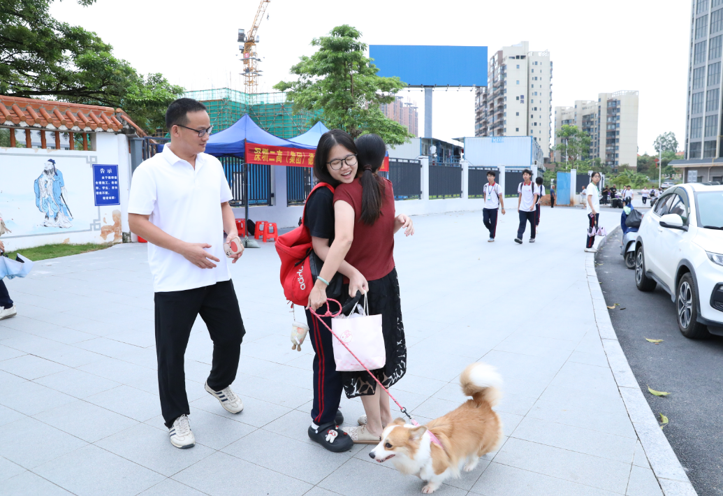 德庆县孔子高级中学考点外，家长与考生击掌、拥抱，为他们加油打气。以上3图通讯员 任美芳 摄