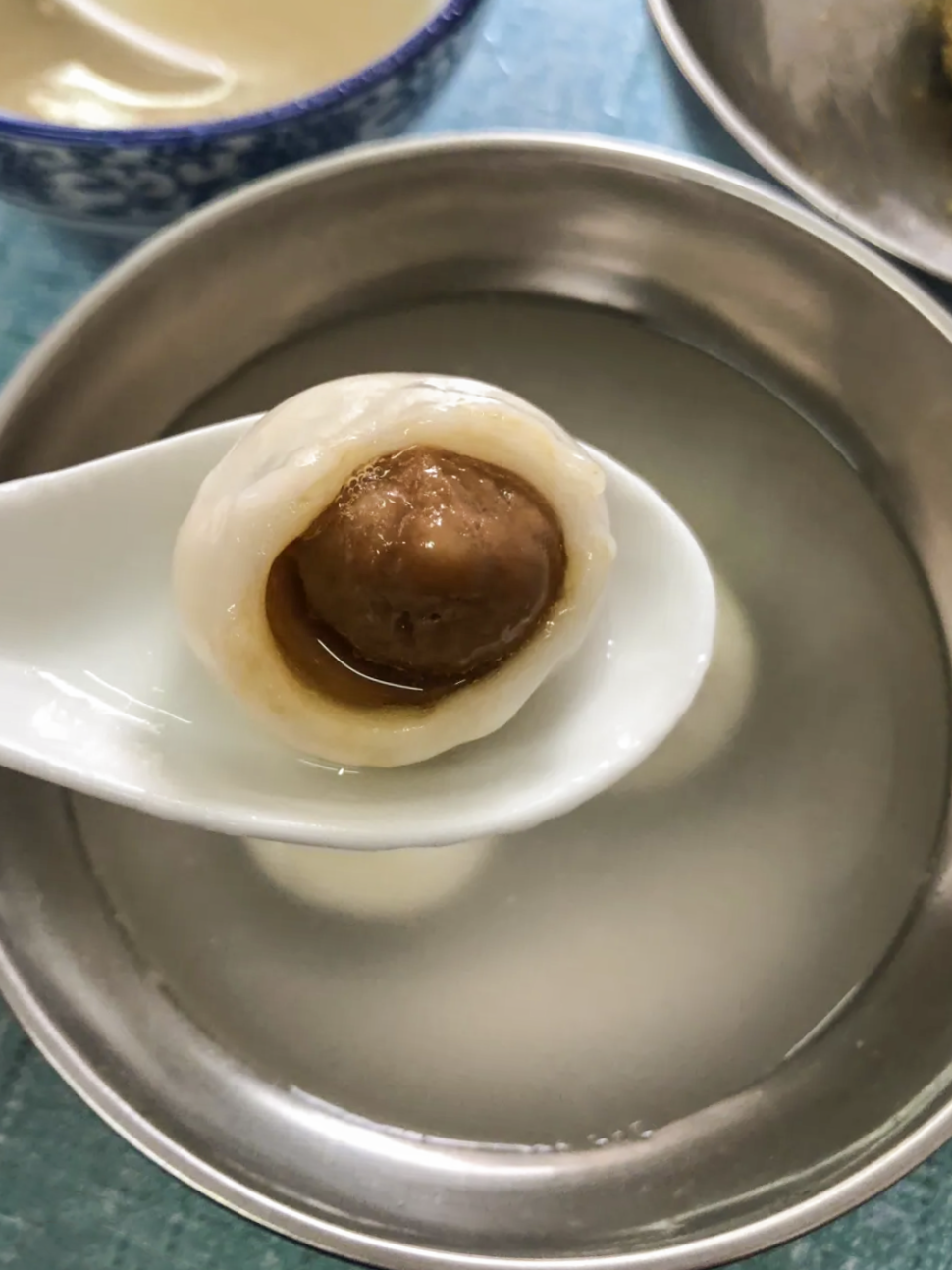 除了大个头的元宵,通常还有小的白丸子,跟花生汤煮成一碗甜羹,再来一