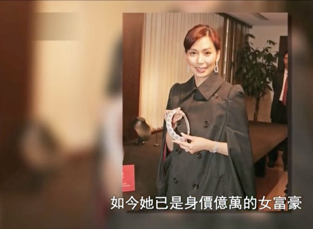 比起原諒劉強東的奶茶妹妹，這個休了1000億渣男的最美港姐太酷了！ 情感 第32張