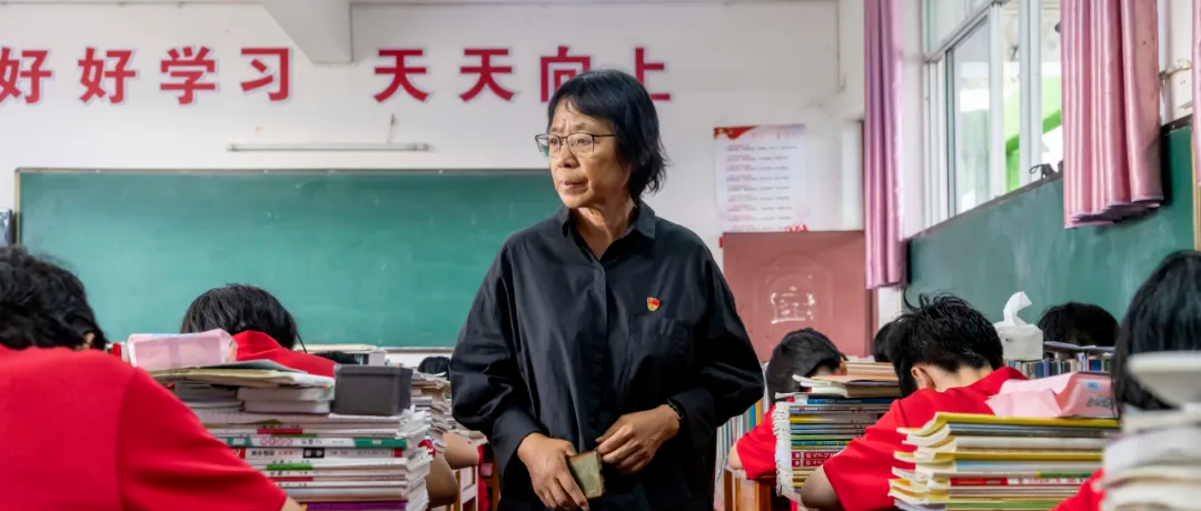 “能不能把丧葬费预支给我？”她用生命帮 1600 个女孩走出大山