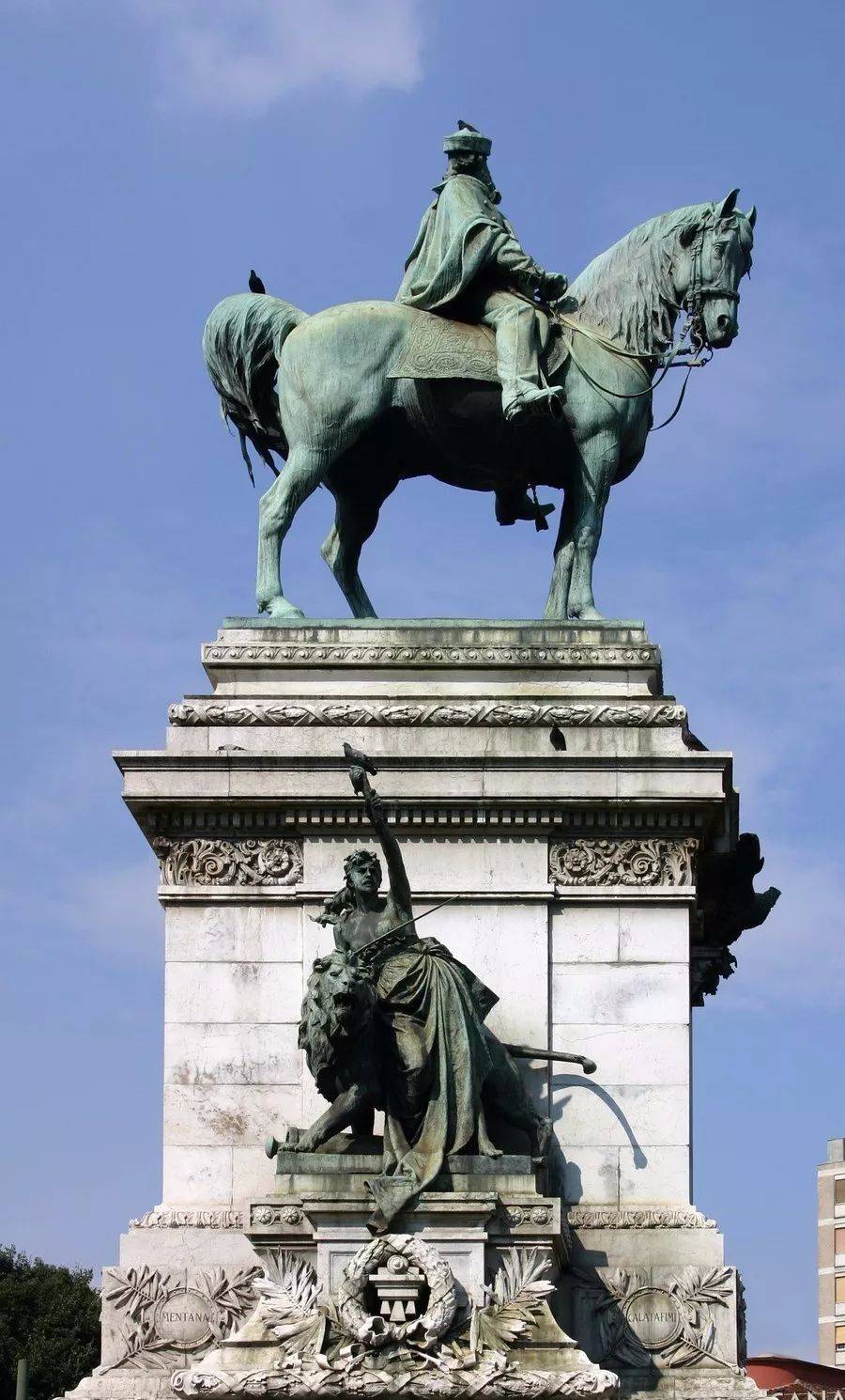 欧洲常见的历经多年已经变为蓝绿色的铜质雕塑